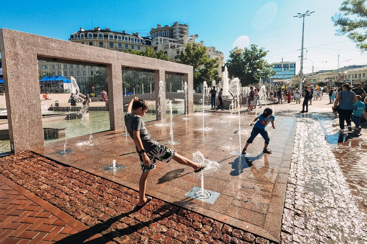 Water play. The Stavros Niarchos park's free water jets run 09:00–15:00 and 17:00–22:00.