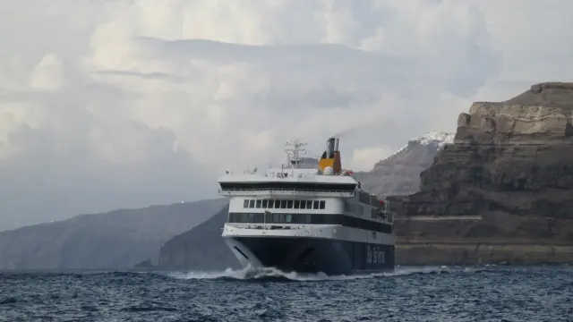 Athens to Santorini: Ferry vs Flight (Times, Prices & Which to Book)